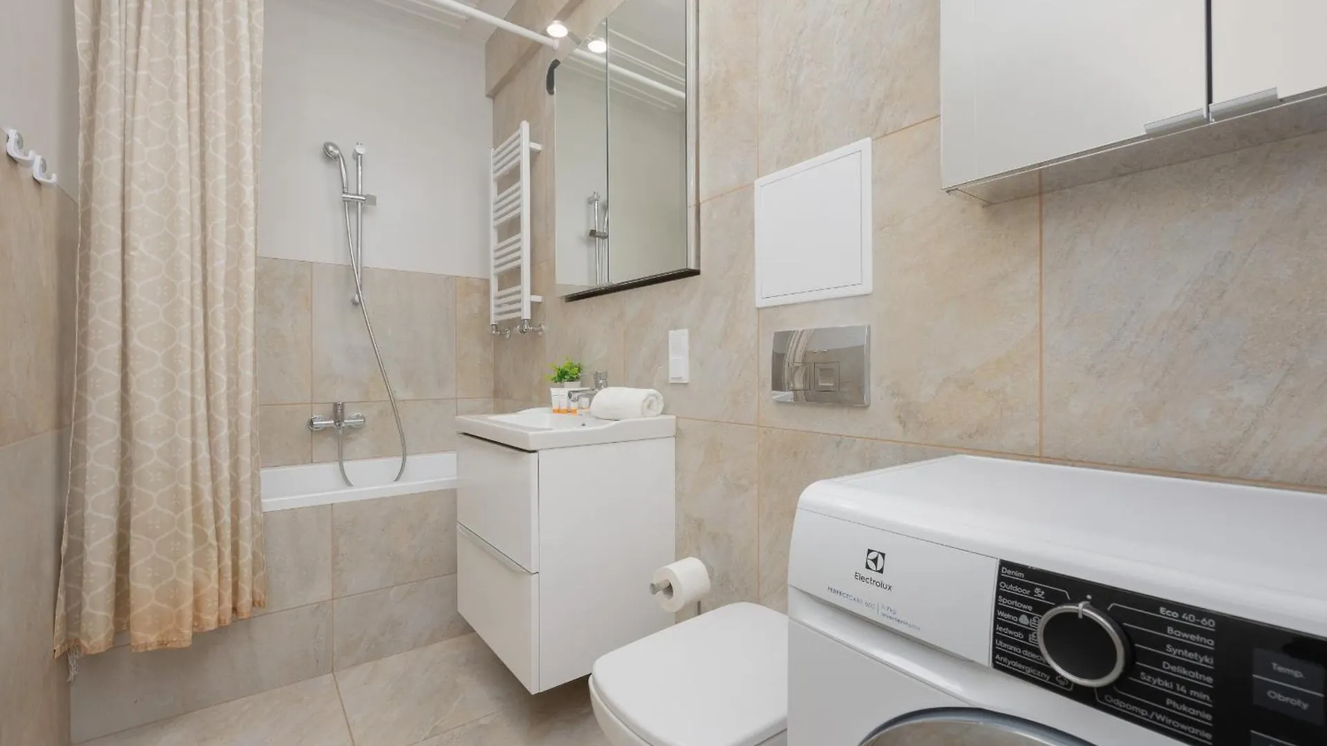 Charming Apartment For 4 People Located 650 M From The Old Town Of Warsaw By Noclegi Renters