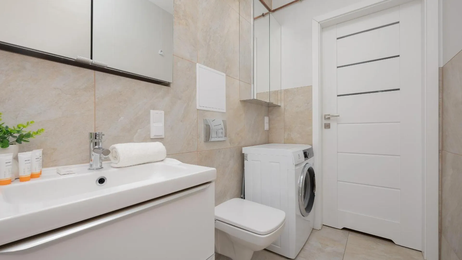 Charming Apartment For 4 People Located 650 M From The Old Town Of Warsaw By Noclegi Renters 0*,